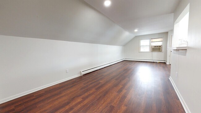 Building Photo - 725 5th St