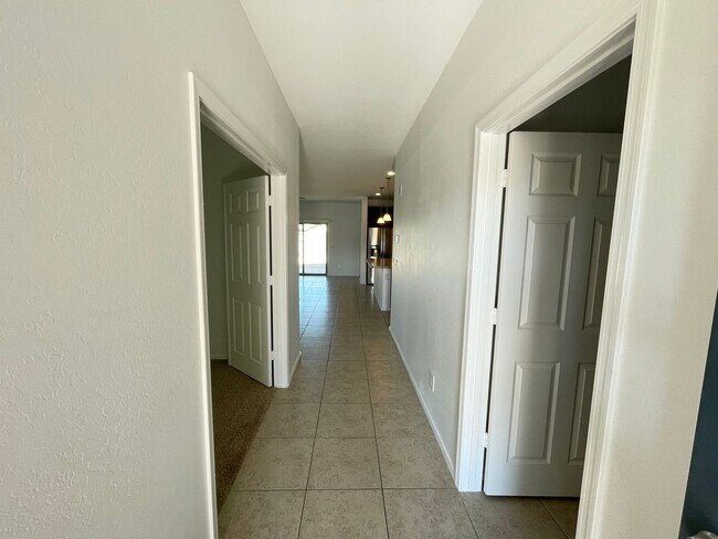 Building Photo - Gated Glendale 3/2 Super Clean