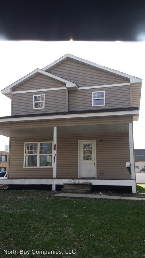 Primary Photo - 4 br, 2.5 bath House - 1015 15th Ave SE