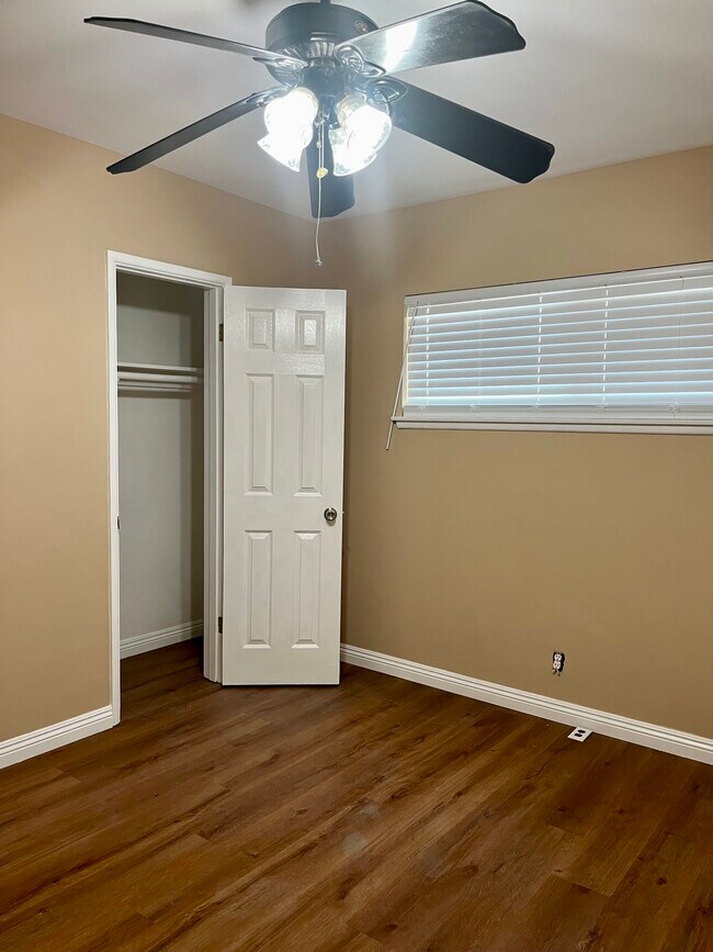 Foto del edificio - 8246 Beeman Ave