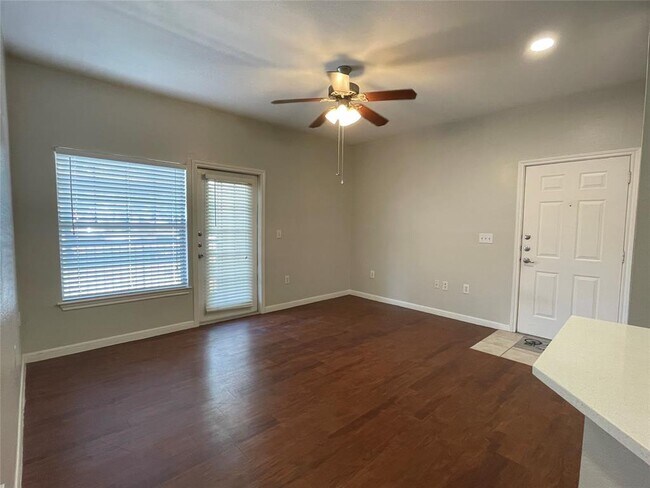 Foto del edificio - 2320 Gracy Farms Ln