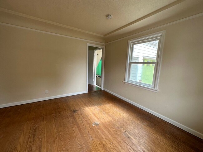 Foto del edificio - Charming 2 Bedroom Home with a Large Fence...