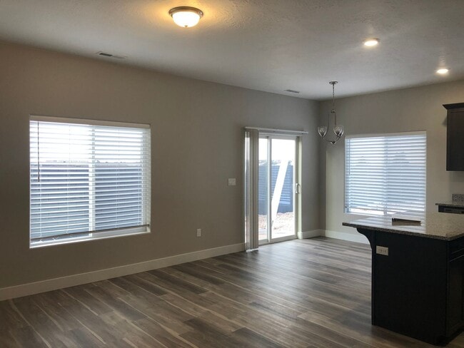 Foto del edificio - 4 Bedroom 2.5 Bathroom Townhome