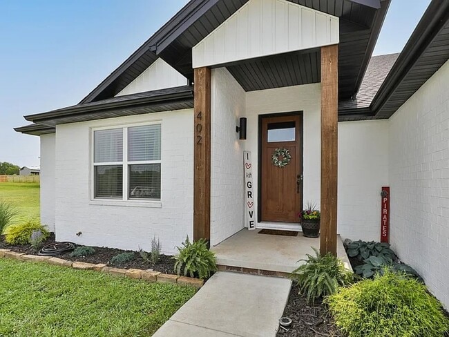 Building Photo - Your Dream Home Just Hit the Market – Don’t Miss Out!