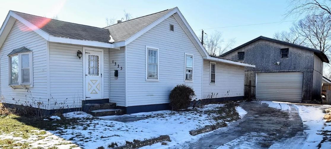 1325 S 13th St, Pekin, IL 61554 House Rental in Pekin, IL