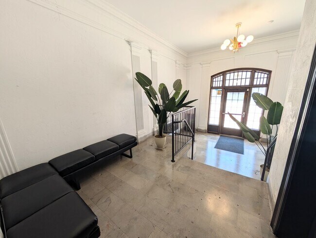 Foto del edificio - Stunning One Bedroom and Studio Apartments...