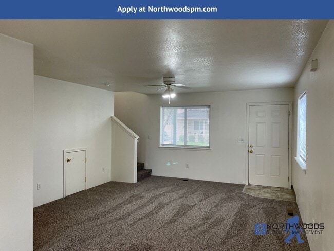 Building Photo - Beautiful 2 Bedroom 2.5 Bathroom Townhouse...