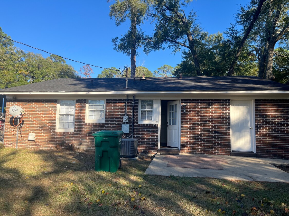 Building Photo - 2513 Crescent Dr