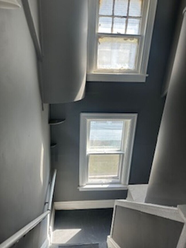 Building Photo - 2-Bedroom Apartment in Quiet 4-Plex with O...