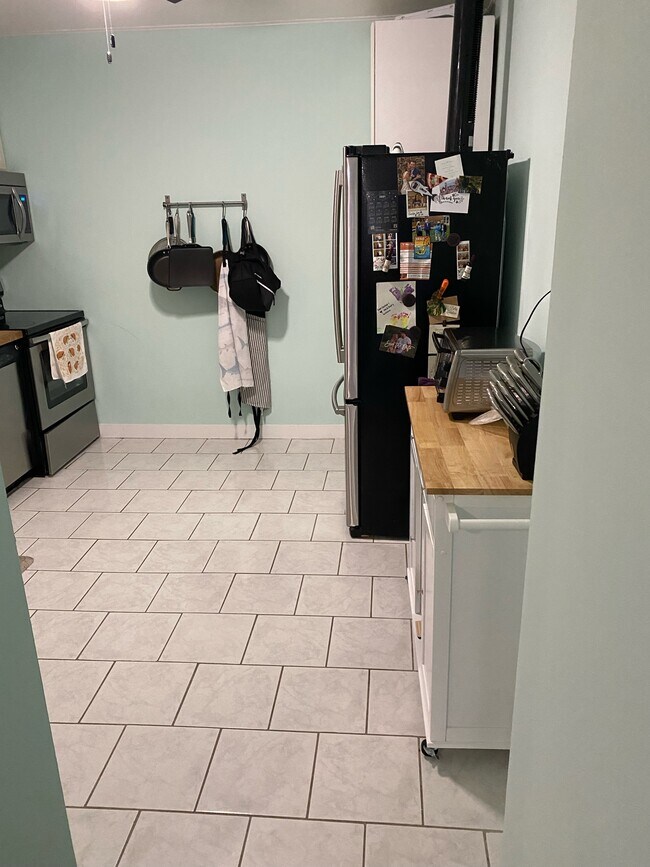 Kitchen - 400 Glendale Rd