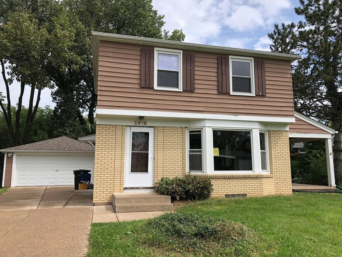 Foto principal - Spacious Home In Great Neighborhood!