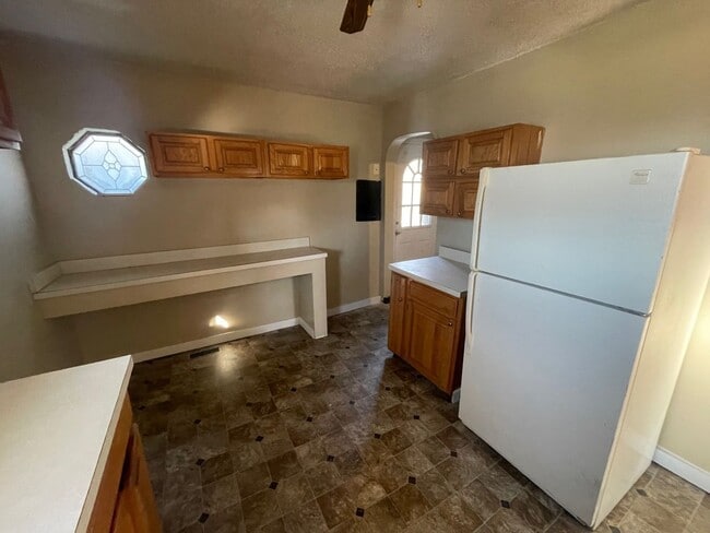 Building Photo - 2 Bedroom House!