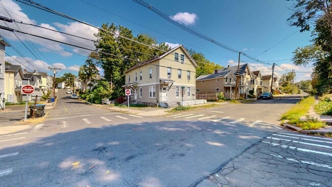 Building Photo - Newly Renovated 2 Bedroom Apartment - Heat...