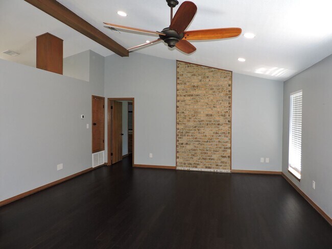 Building Photo - Convenient to schools, shopping & interstate!