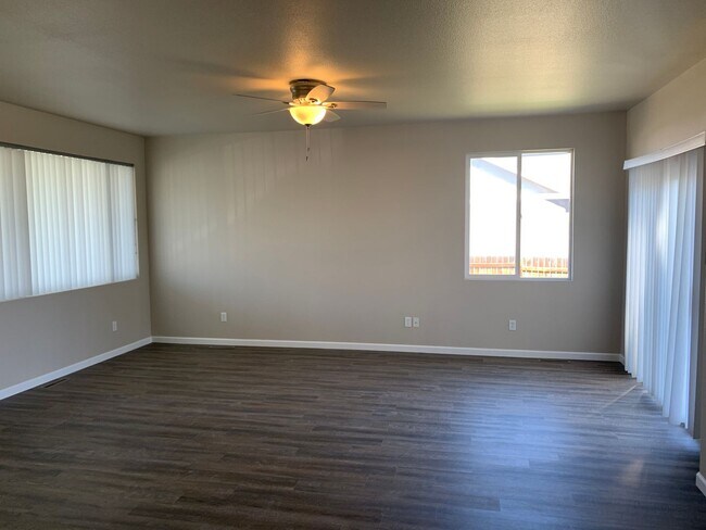 Foto del edificio - 4 BEDROOM, 3 BATHROOM SINGLE FAMILY HOME WITH 2 CAR ATTACHED GARAGE
