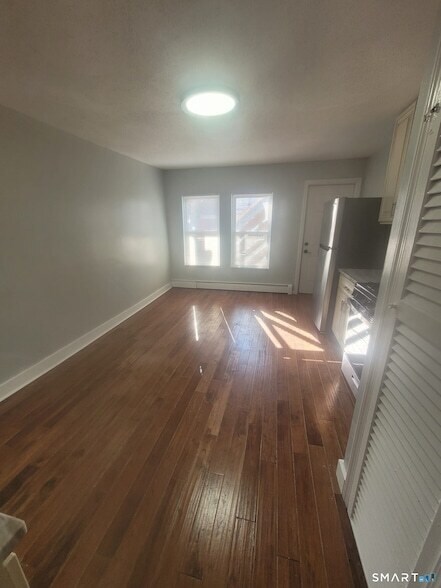 Foto del edificio - 2304 Barnum Ave