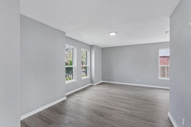 Foto del edificio - 700 Creekmont Dr