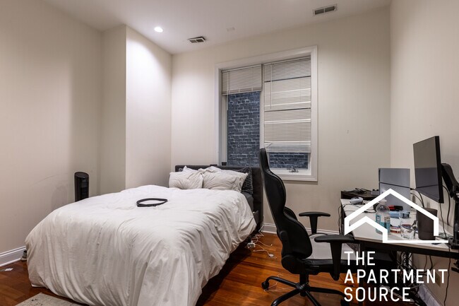 Foto del edificio - 1354 W Augusta Blvd