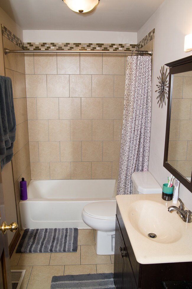 Foto del edificio - 3227 S May St