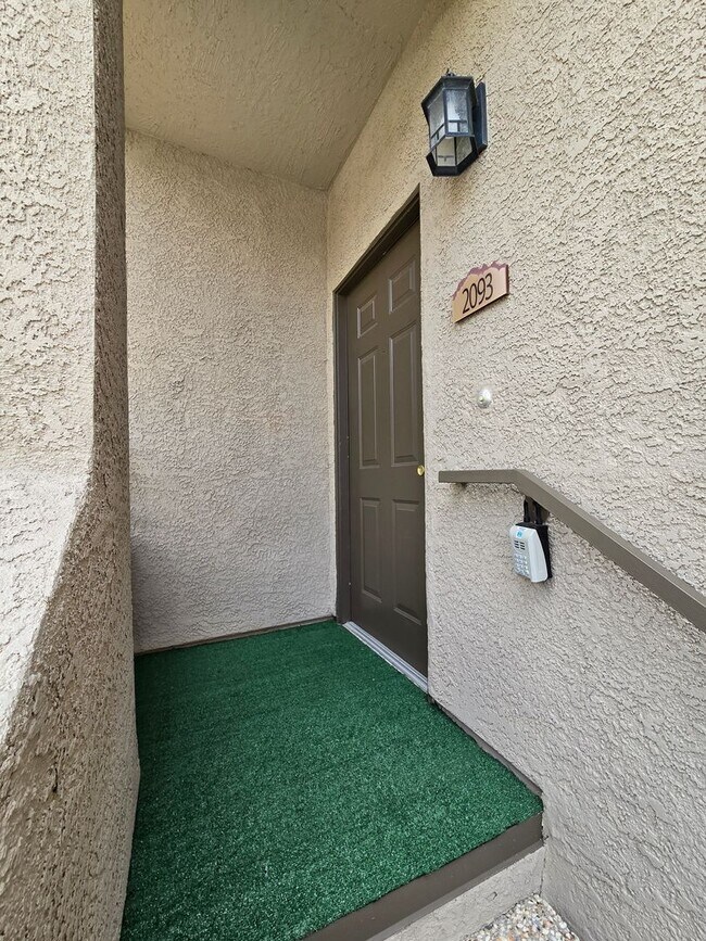 Foto del edificio - A Charming 3 Bedroom upstairs unit in NW L...
