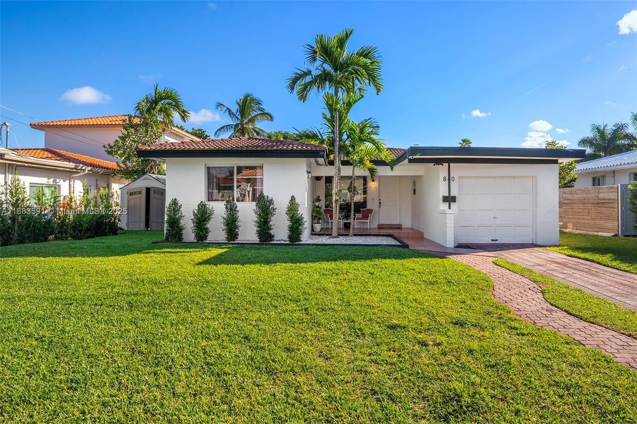 Foto principal - 840 S Shore Dr