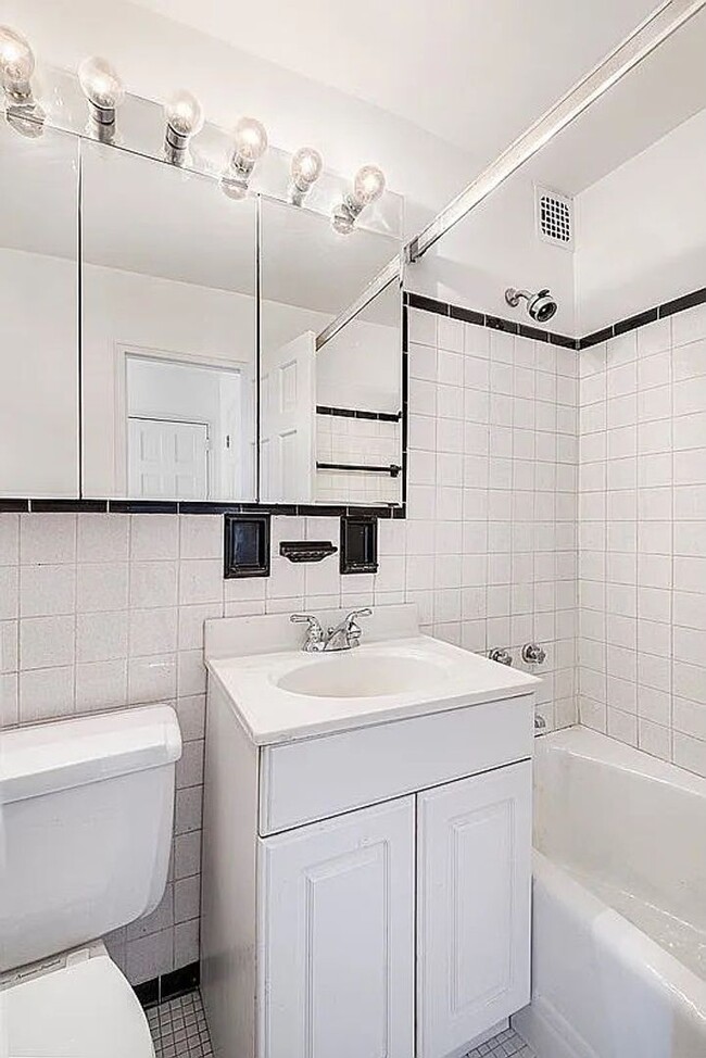 Building Photo - Freshly Painted 1Bed 1Bath Available