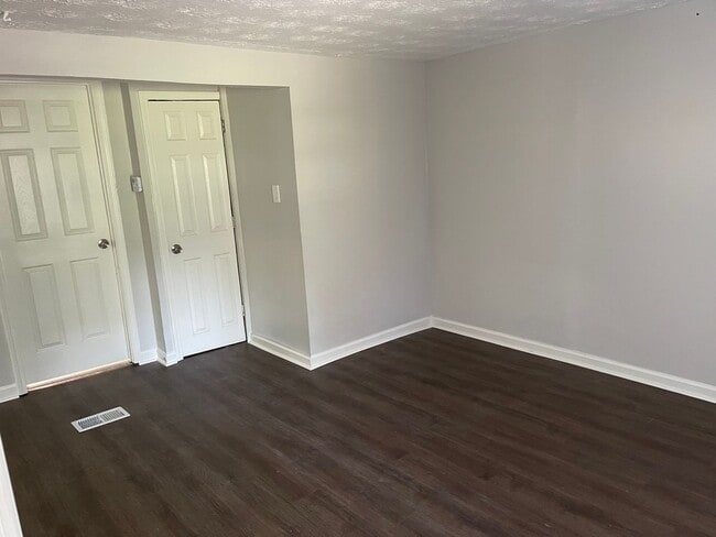 Building Photo - Adorable 2 Bed/1 Bath Bungalow in Forest P...
