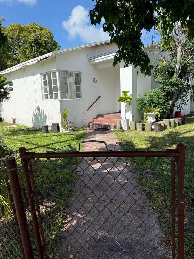Building Photo - 3100 SW 13th St