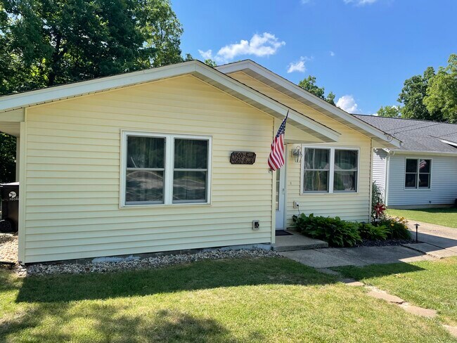 Front of Duplex - 4500 NE Scenic Dr