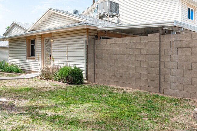 Building Photo - Great Tempe Townhouse