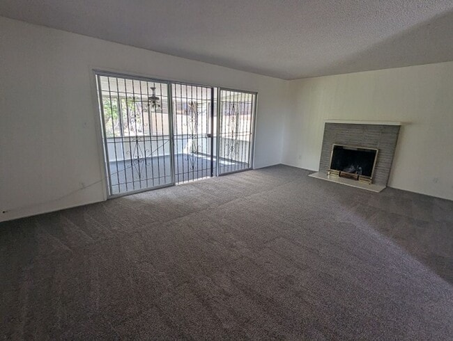 Building Photo - 3 Bedrooms/2 Bathrooms Single Story Home i...