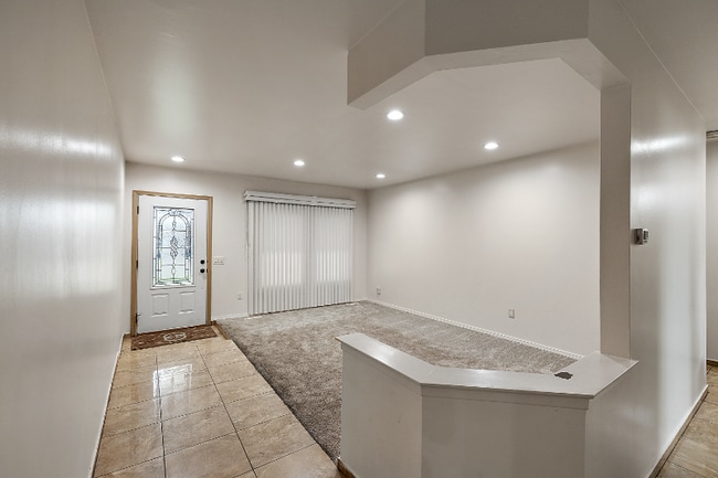 Building Photo - 35715 Maureen Dr