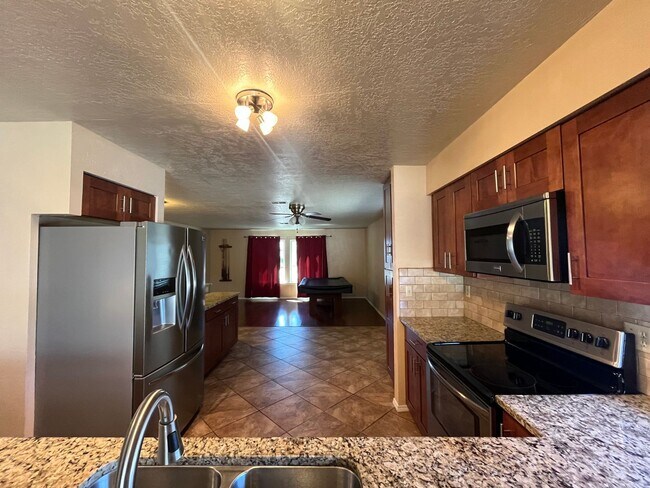 Foto del edificio - Spacious 4 Bedroom 2 Bathroom Home In The NE!