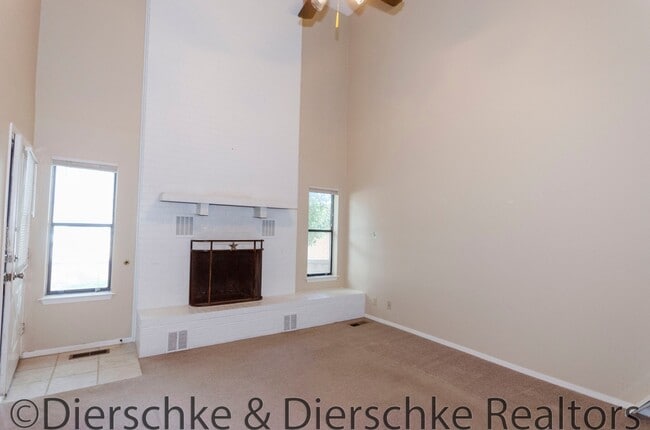 Building Photo - SPACIOUS and cute 3 Bedroom 3 Bath house c...