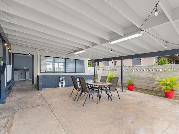 Building Photo - 252 Kihapai St