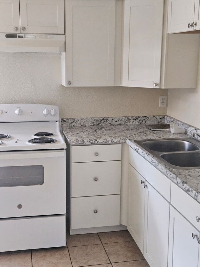 Building Photo - 3/2 DUPLEX