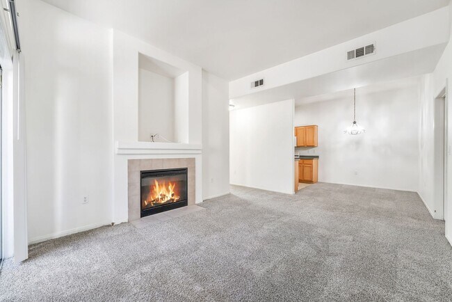 Foto del edificio - Stylish First-Floor Condo with 10’ Ceilings, Fireplace & Resort-Style Amenities!