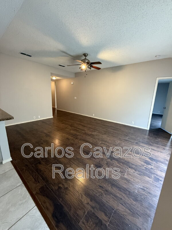 Foto del edificio - 1013 Springcreek Dr