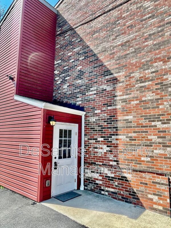 Building Photo - 946 Carle St