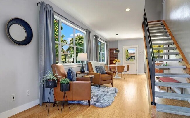 Foto del edificio - Bright & Spacious Townhome for Rent in a Charming, Tree-Lined Neighborhood