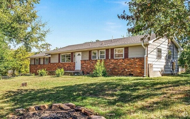 Building Photo - 1700 S Hills Dr