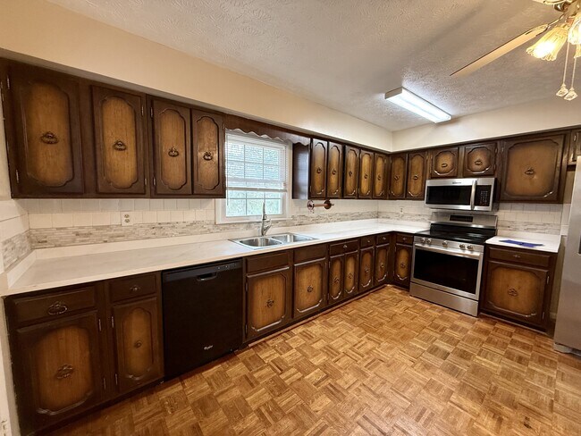 Building Photo - 303 Robin Dr