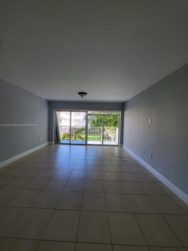 Building Photo - 7737 N Kendall Dr