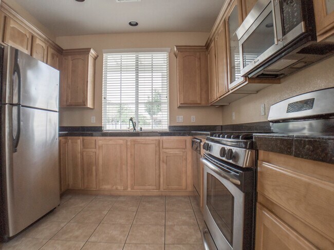 Building Photo - 3 BEDROOM, 3 BATHROOM, 2 CAR GARAGE, COMMUNITY POOL & SPA