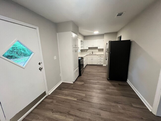 Building Photo - New to the Market!