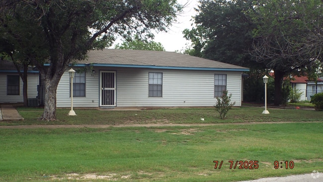 Building Photo - 927 W Formosa Blvd