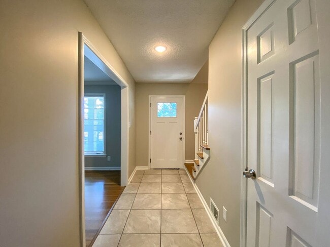 Building Photo - 5 bed 3 bath home recently renovated!
