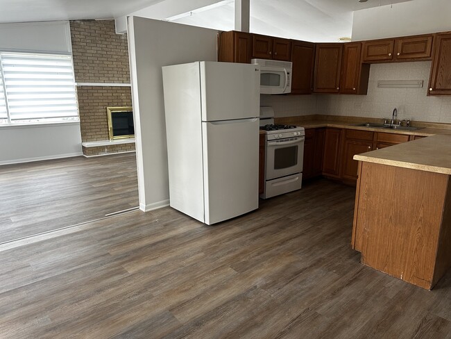 Building Photo - 360 Prairie Ave