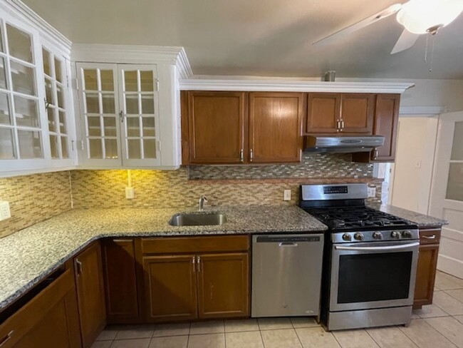 Building Photo - 3 Bedroom Home