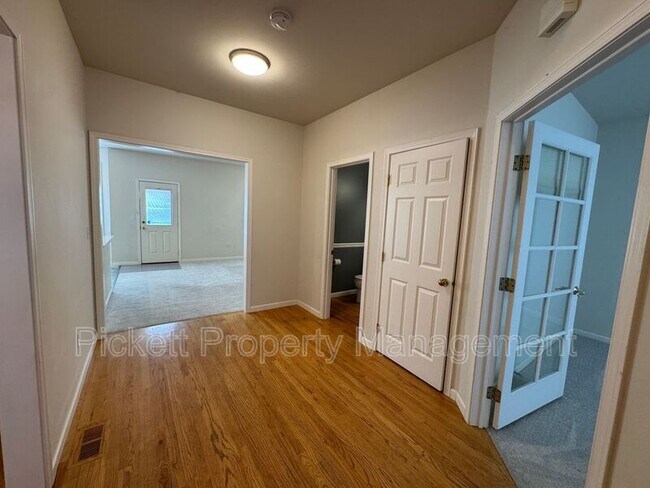 Building Photo - 1379 Amber Ct NE